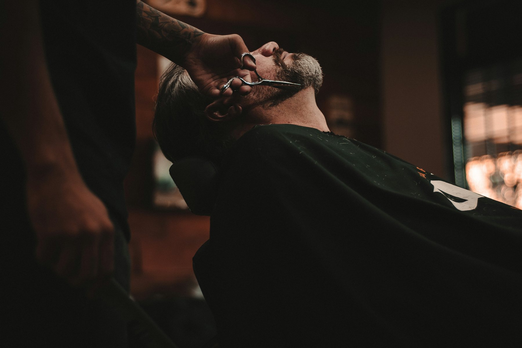 Interior sofisticado de barbearia premium